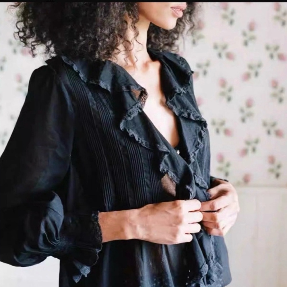 Doen Black Ruffled Blouse